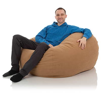 Junger Mann chillt in einem XXL Lounge-Sitzsack Basic in der Farbe sesam