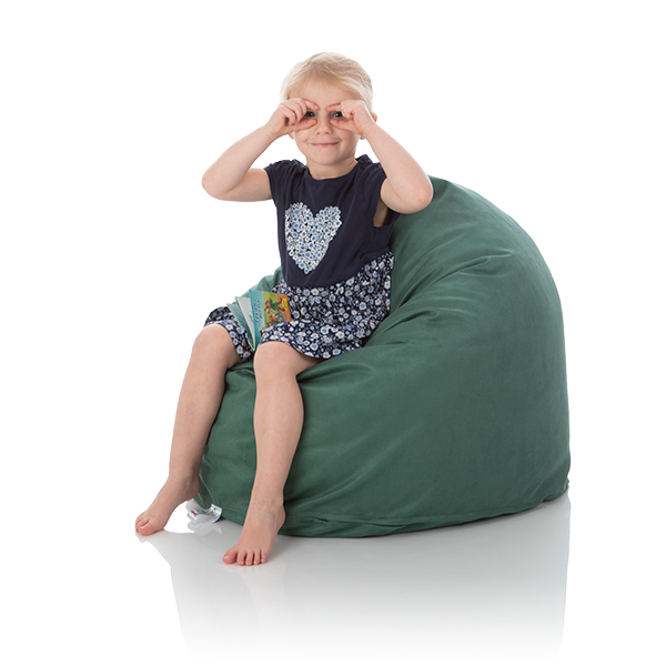 Ein kleines Kind sitzt gemuetlich auf einem Kinder-Sitzsack Piccolo