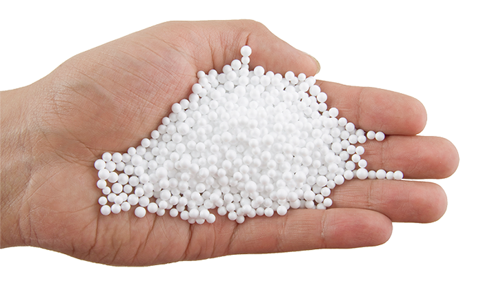 Eine offene Hand zeigt die Kuegelchen der Sitzsack Fuellung EPS-Styropor-Perlen