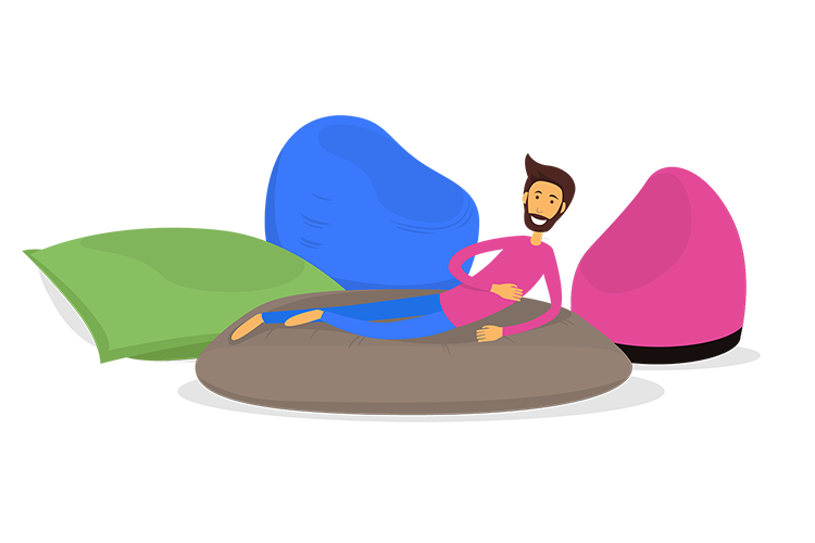 Junger Mann liegt auf einem XXL Kissen und liest den besten Ratgeber fuer Sitzsack Fuellung